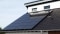 La photo montre une installation photovoltaïque sur le toit pour la production d'électricité, par exemple pour alimenter une installation de chauffage.
